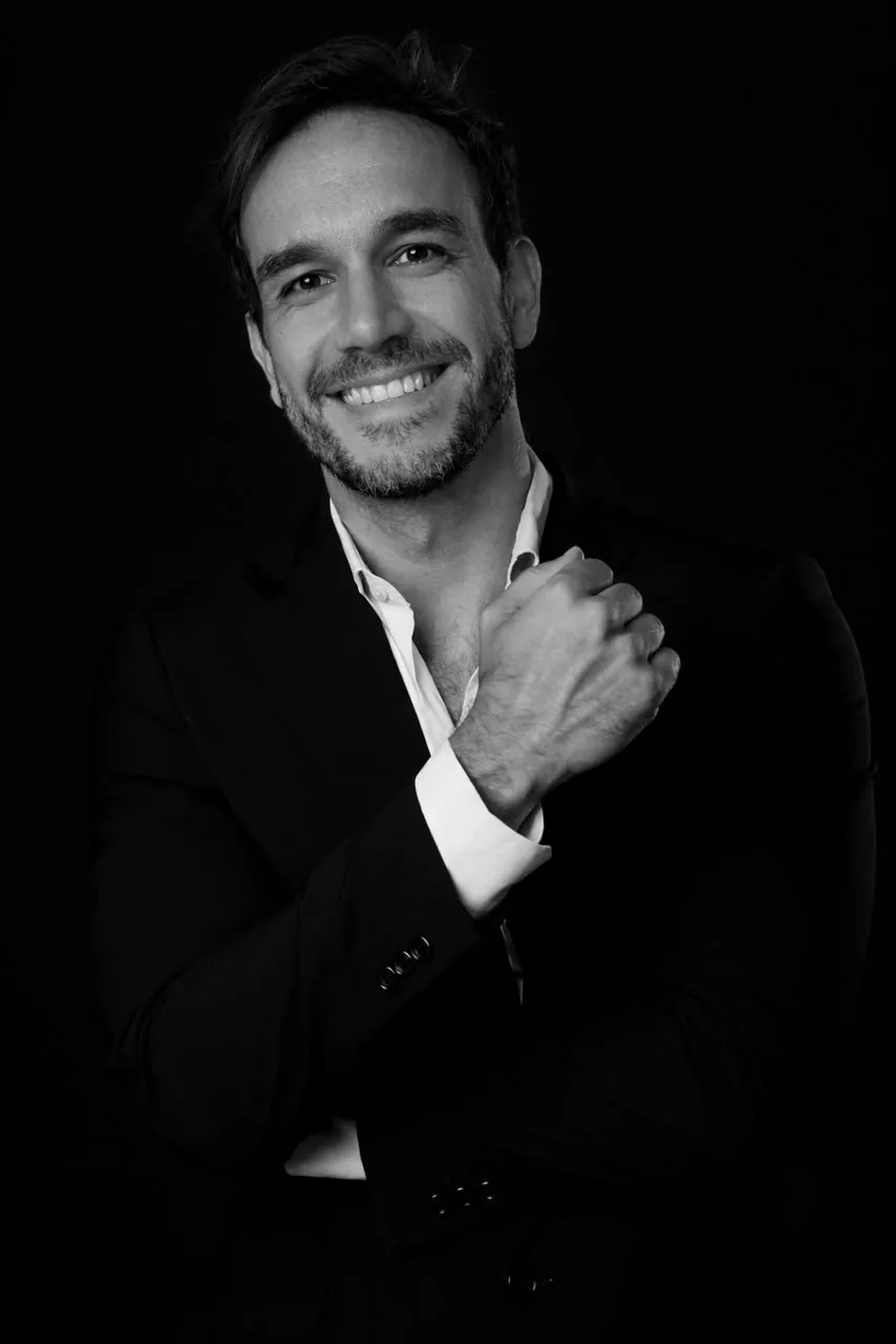 Dr. Wellington Nogueira, sorrindo, de paletó preto.